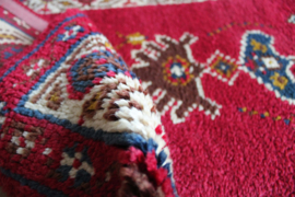 Handgemaakt boho vloerkleed in rood tinten. Vintage Smyrna tapijt.