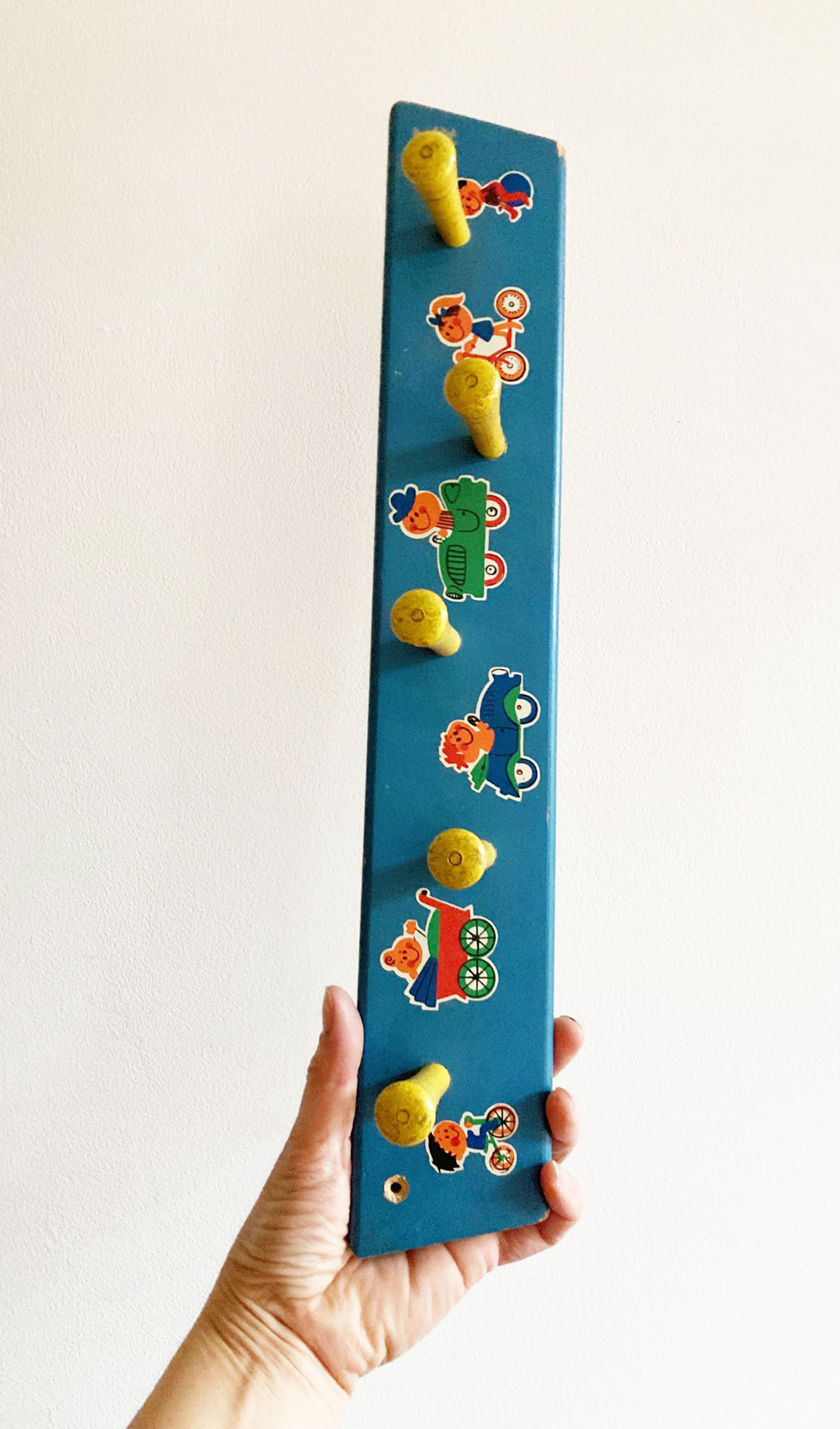 Blauwe vintage kapstok met gele haken. Houten retro kapstokje voor kids
