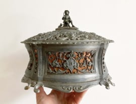 Antiek tinnen sieraden kistje met herder. Vintage doos met deksel.