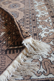 Bruin handgemaakt kleedje. Vintage Oosters tapijt.