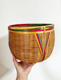 Boho rotan mandje met gekleurde details. Rieten vintage mand