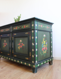 Antieke houten Hindeloopen kast . Handbeschilderde vintage commode met bloemen