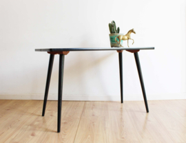 Vintage salontafel op zwarte poten. Retro design tafel / side table