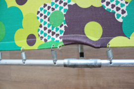 Groene vintage stretcher met bloemen. Retro ligbed / opklap bed