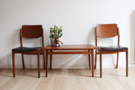 2 houten vintage stoelen met zwart skai-leer. Retro Mid Century stoeltjes