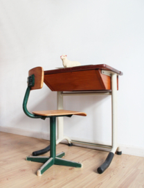 Houten vintage bureau met schoolstoel. Retro lessenaar met opklap blad.