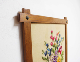 Groot handgemaakt wandpaneel met bloemen. Vintage borduurwerk,  getuft?