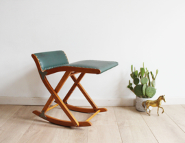 Vintage voetenbankje met groene skai bekleding. Houten retro schommelbankje