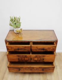 Antieke ladekast met glasplaat. Houten vintage kast met lades