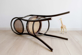 Houten Thonet (?) kinderstoel met webbing zitting. Hoge vintage stoel
