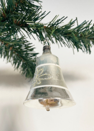 Glazen vintage kerstbal - belletje. Antieke zilveren kerstklokje met bloem