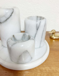 Set van 3 marmeren waxinelicht houders. Natuurstenen vintage kandelaars op plateau