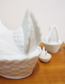Set melkglazen kippen schalen. Vier wit glazen bakjes - kip-op-nest / Hen-on-nest