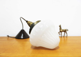 Antiek opaline hanglampje. Art Deco vintage lamp van wit glas