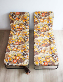 Set vintage stretchers met bloemen. Retro veldbed / opklapbed / logeerbed