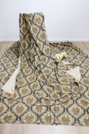 Twee vintage gordijnen met gebloemde barok print . Set lange retro overgordijnen