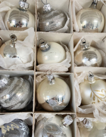 Set van 12 glazen vintage kerstballen. Zilveren kerstversiering met witte details
