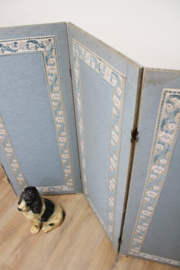 Antiek kamerscherm met blauw stof. Houten vintage roomdivider.