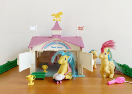 Vintage My Little Pony Show Stable uit de jaren 80 . Retro speelgoed huis met pony's en paardjes