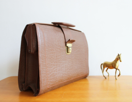 Bruine vintage aktetas. Oude retro dokterstas / schooltas