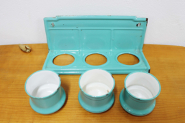 Vintage turquoise emaillen zand-zeep-soda rek. Origneel retro plankje met potten.