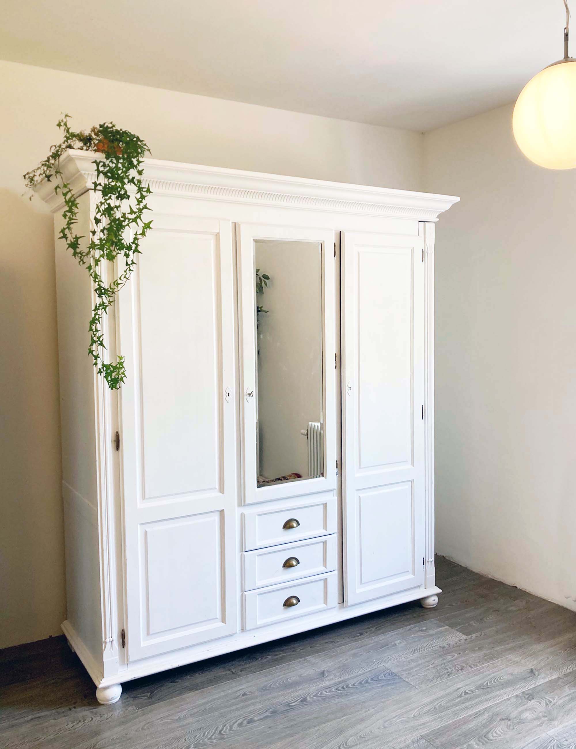 Grote witte vintage linnenkast. Houten brocante kast / kledingkast