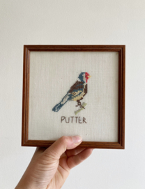 Set vintage borduurwerkjes met vogels. Geborduurde 'schilderijtjes', putter en roodborst