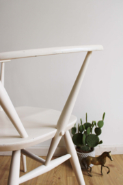 Witte vintage spijlenstoel - Ercol -Goldsmith. Houten retro design stoel.