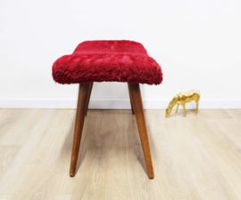 Vintage voetenbankje met rood pluche. Houten retro kruk/luiwammes