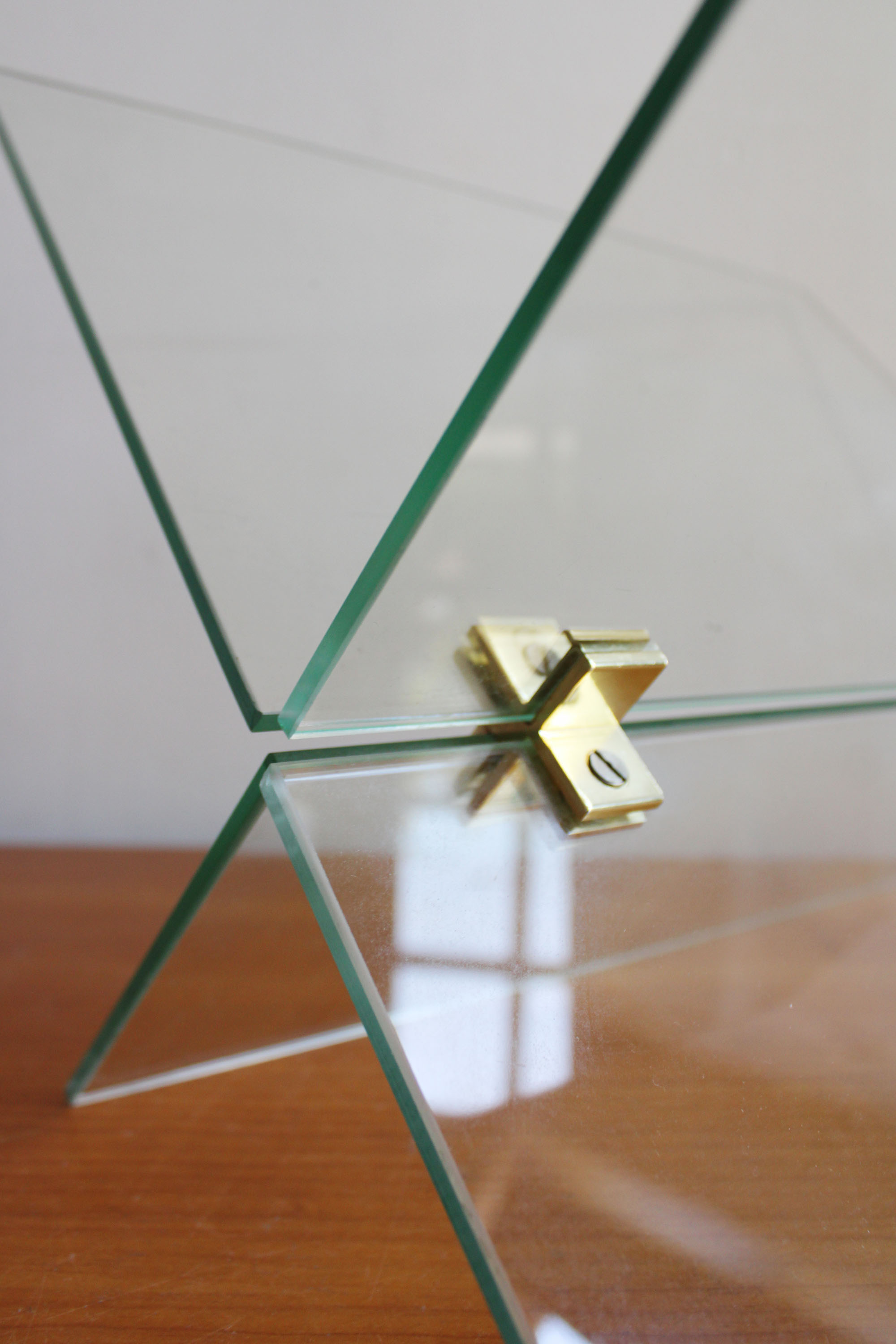 Glazen vintage boekenstandaard met goudkleurige details. Retro lectuurhouder