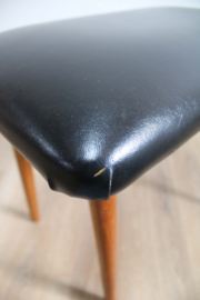 Vintage voetenbankje met zwart skai leer. Houten retro kruk/luiwammes