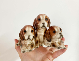 Keramieken vintage honden beeldje. Retro sculptuur met 3 cockerspaniël  puppy's