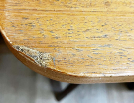 Vintage salontafel op schuine poten. Retro design tafel / side table