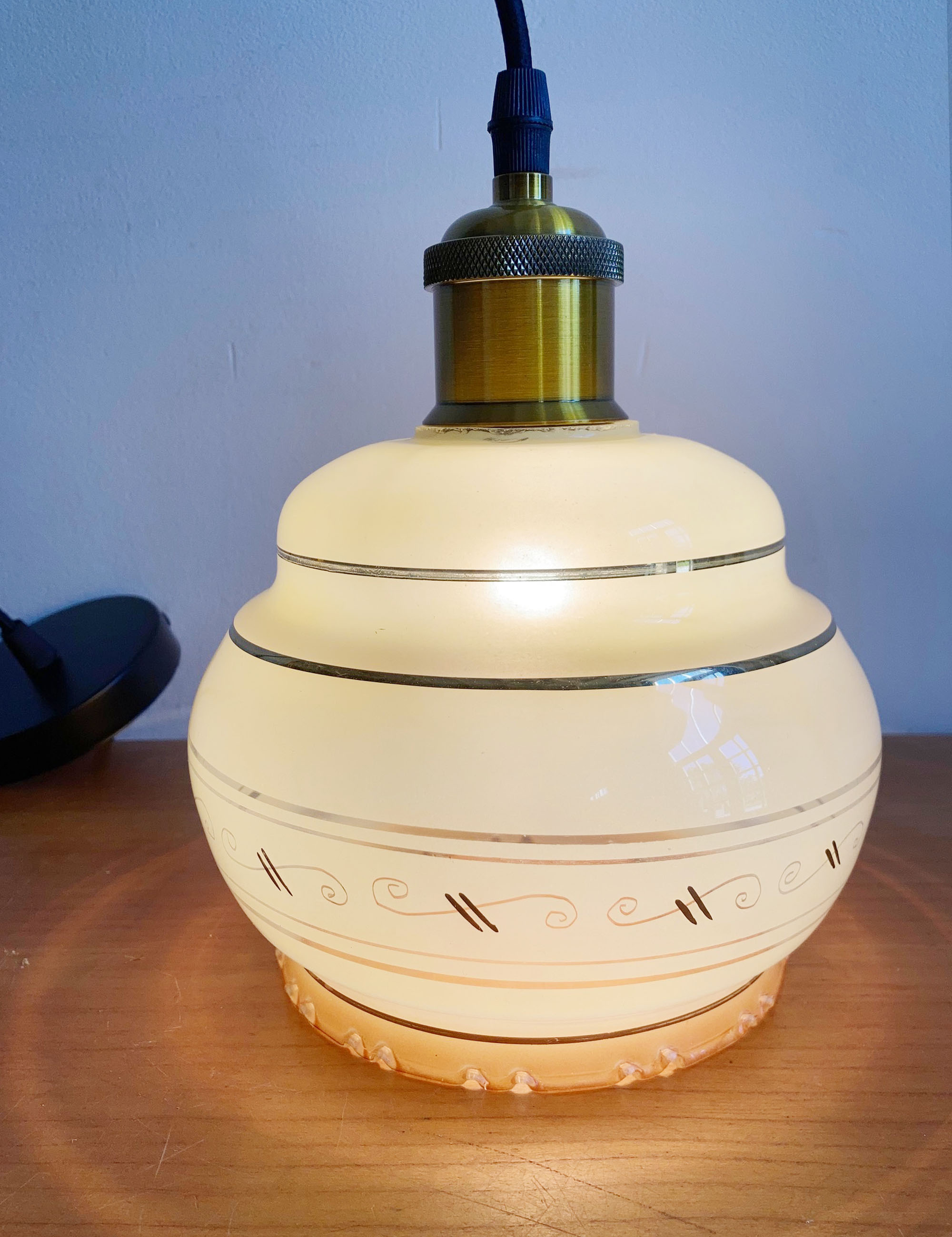 Vintage hanglampje met glazen kap. Oud antiek lampje