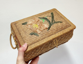 Rieten vintage mandje met bloemetjes. Boho rotan mand / naaikist