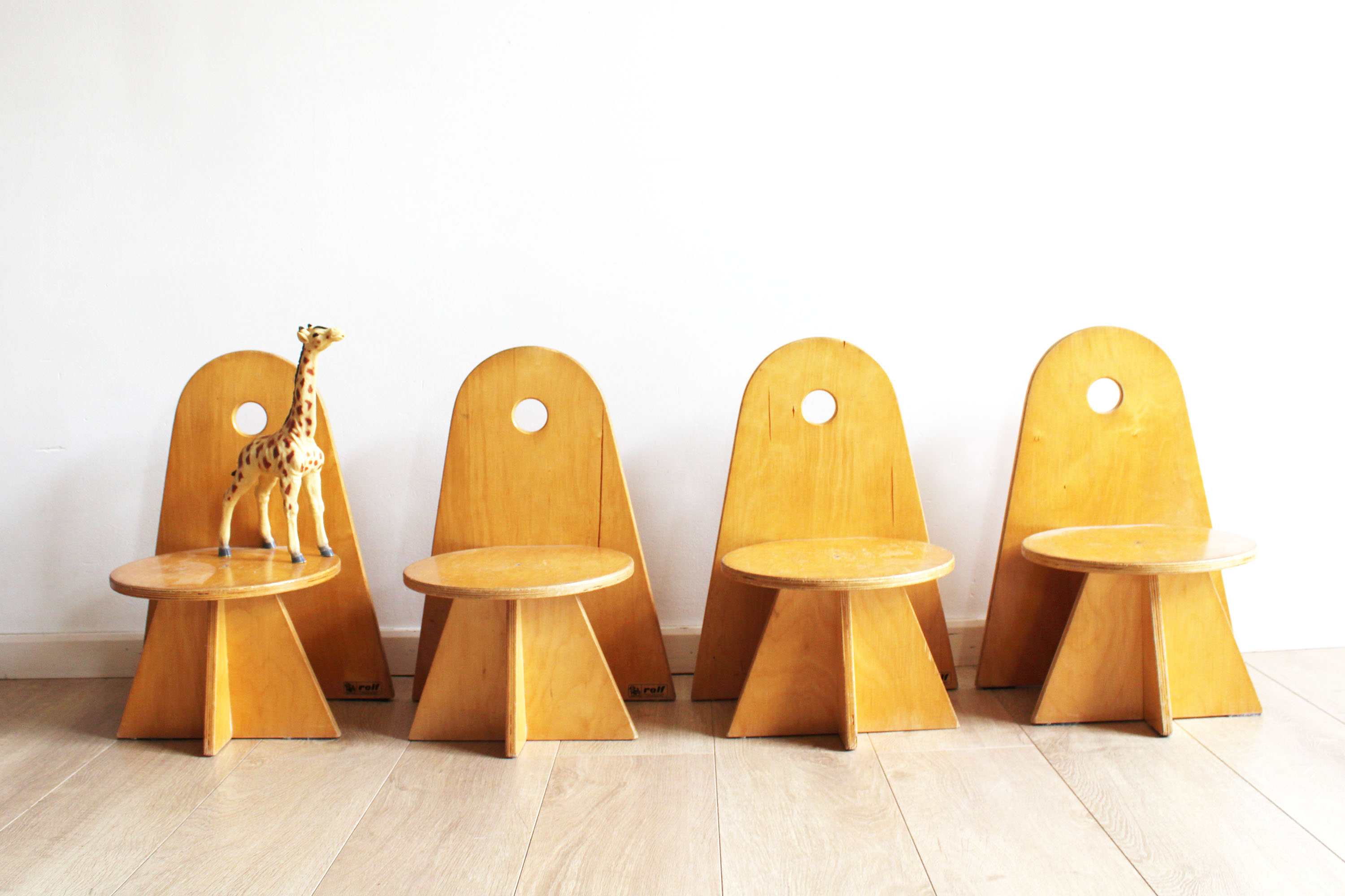 Houten vintage kindertafel met 4 stoeltjes. Retro schoolstoeltjes, Apollo stijl