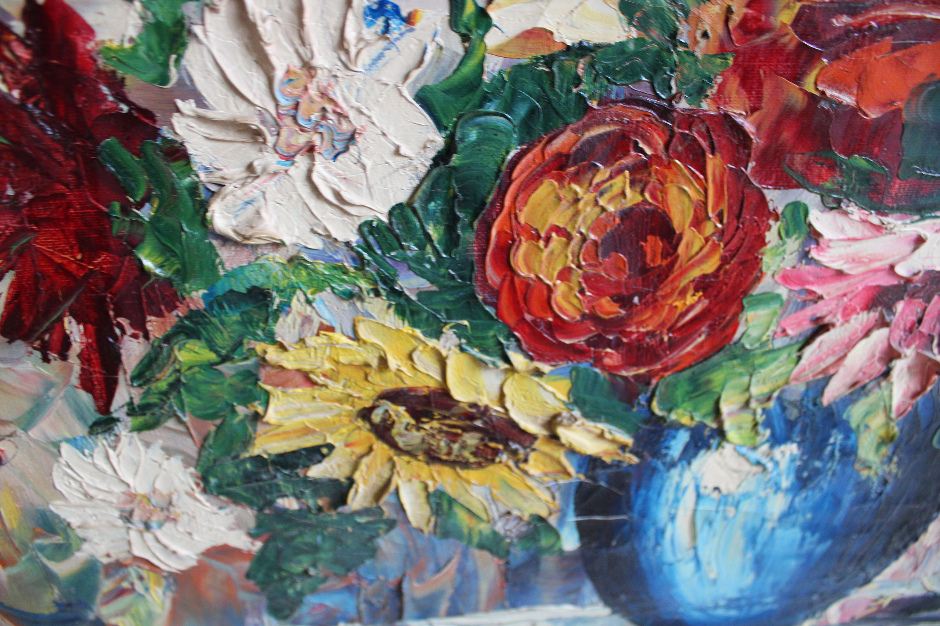 Groot bloemstilleven in houten lijst. Expressief kleurrijk schilderij