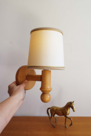 Houten vintage wandlamp met kap. Retro design lampje - Herda