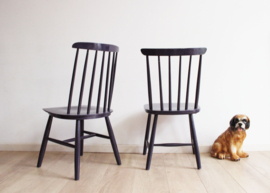 2 paarse vintage spijlenstoelen. Houten retro stoelen.