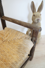 Houten kinderstoeltje met biezen zitting. Vintage stoeltje