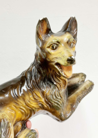 Groot gipsen honden beeld. Vintage herdershond beeldje