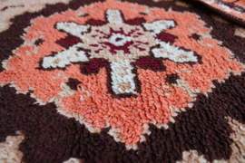 Handgemaakt boho vloerkleed, bruin zalmroze. Vintage Smyrna tapijt.