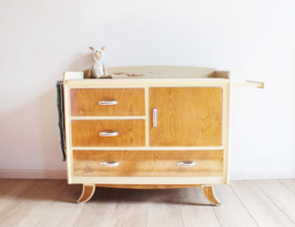 Vintage commode uit de jaren 60. Houten retro kast met uitschuif plankje
