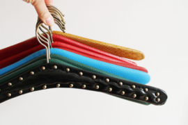 8 vintage kledinghangers met skai leer. Set retro kleerhangers / kapstokjes