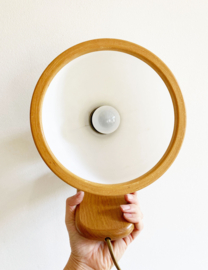 Houten vintage wandlamp met witte kap. Retro design lamp - Steinhauer