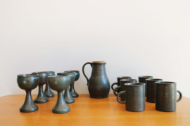 13 - delige set stenen vintage bekers , karaf en wijnglazen. Aardewerk vintage servies