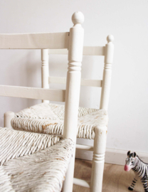 Twee vintage kinderstoeltjes met biezen zitting. Houten witte boho stoeltjes