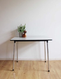 Vintage formica tafel.  Witte retro keukentafel