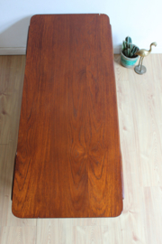 Houten vintage salontafel met omkeerbaar blad. Retro design tafel