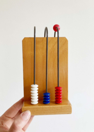 Houten abacus met 60 kralen. Retro telraam / rekenmachine
